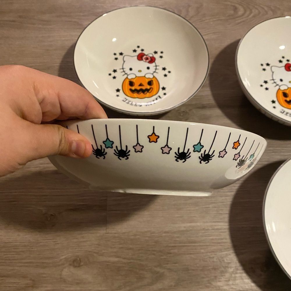 Hello Kitty Halloween Plates - Picture 4 of 5